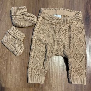 Banana Republic Baby, unisex 3-6 months .. price includes booties